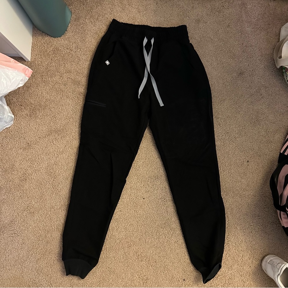 Black high waisted Figs Zamora scrub pant xs